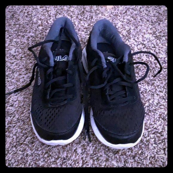 fila tennis shoes black